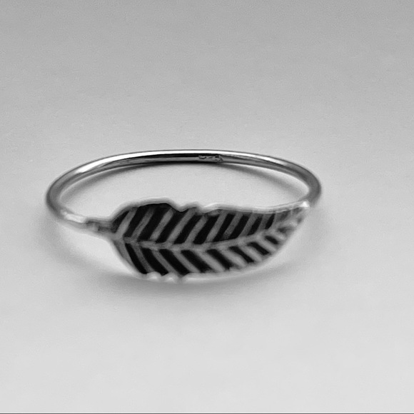 Sterling silver feather ring, feather ring, silver dainty ring, midi ring - Picture 8 of 11